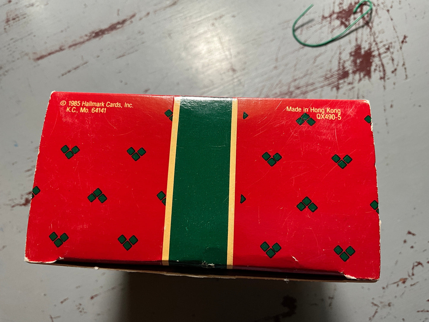 Hallmark Children In Shoe 1985 Keepsake Ornament QX490-5