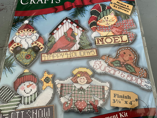 Design Works Crafts 14 count plastic canvas ornaments kit 1676