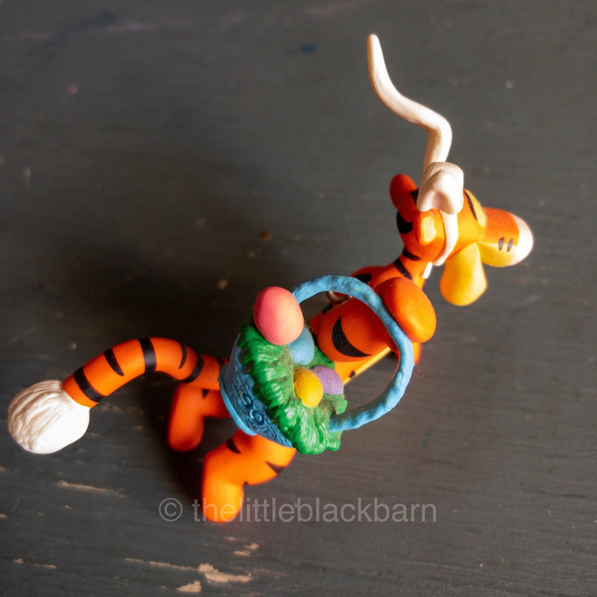 Hallmark, Tiggerific Easter Delivery, Dated 1999, Winnie the Pooh Easter Keepsake Ornament, QEO8359, NB