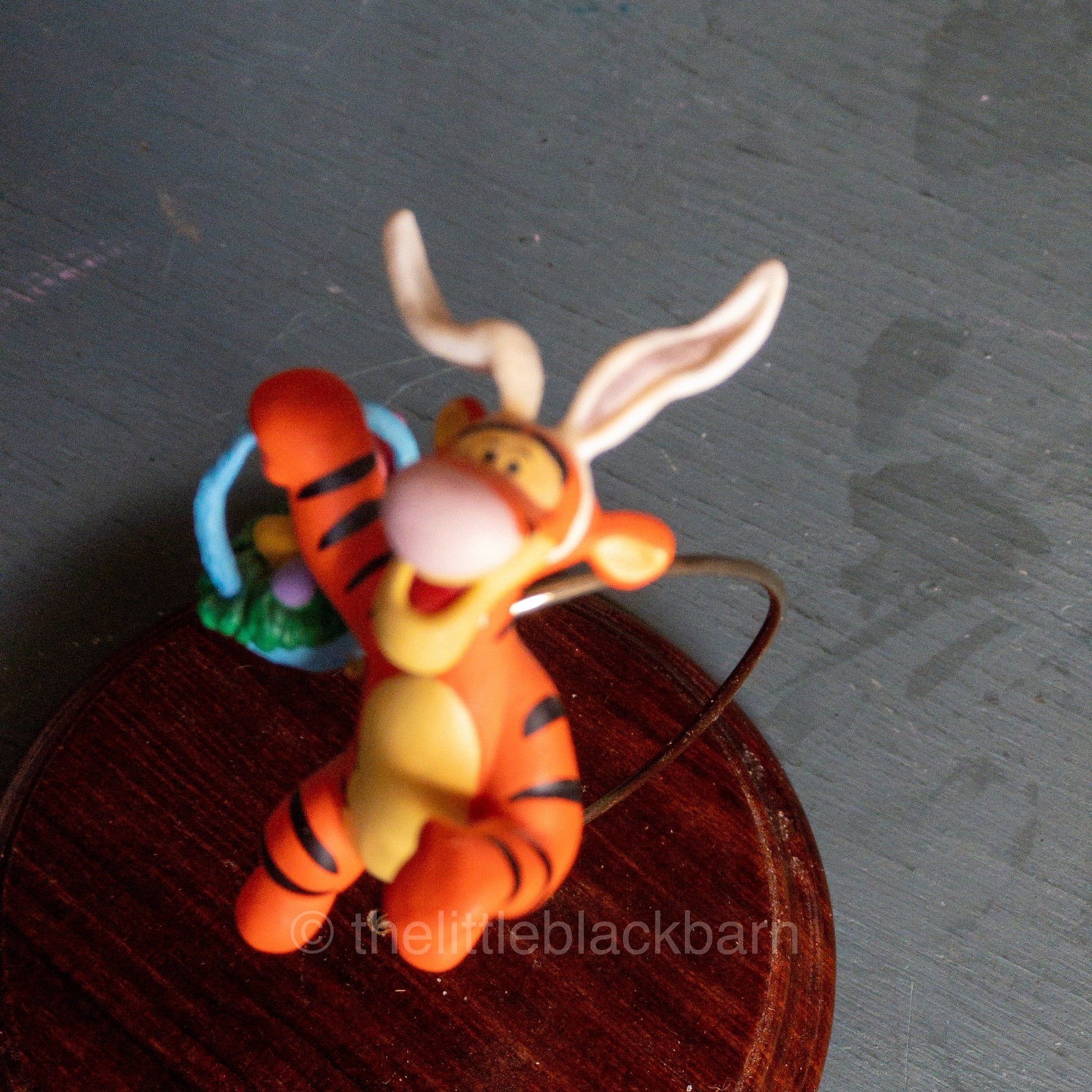 Hallmark, Tiggerific Easter Delivery, Dated 1999, Winnie the Pooh Easter Keepsake Ornament, QEO8359