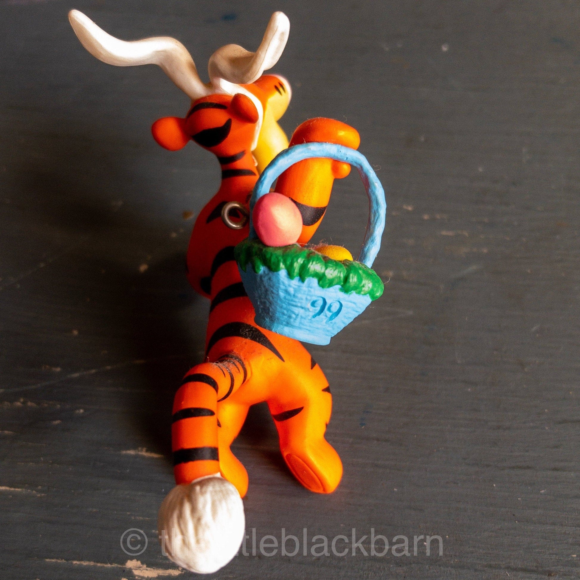 Hallmark, Tiggerific Easter Delivery, Dated 1999, Winnie the Pooh Easter Keepsake Ornament, QEO8359, NB