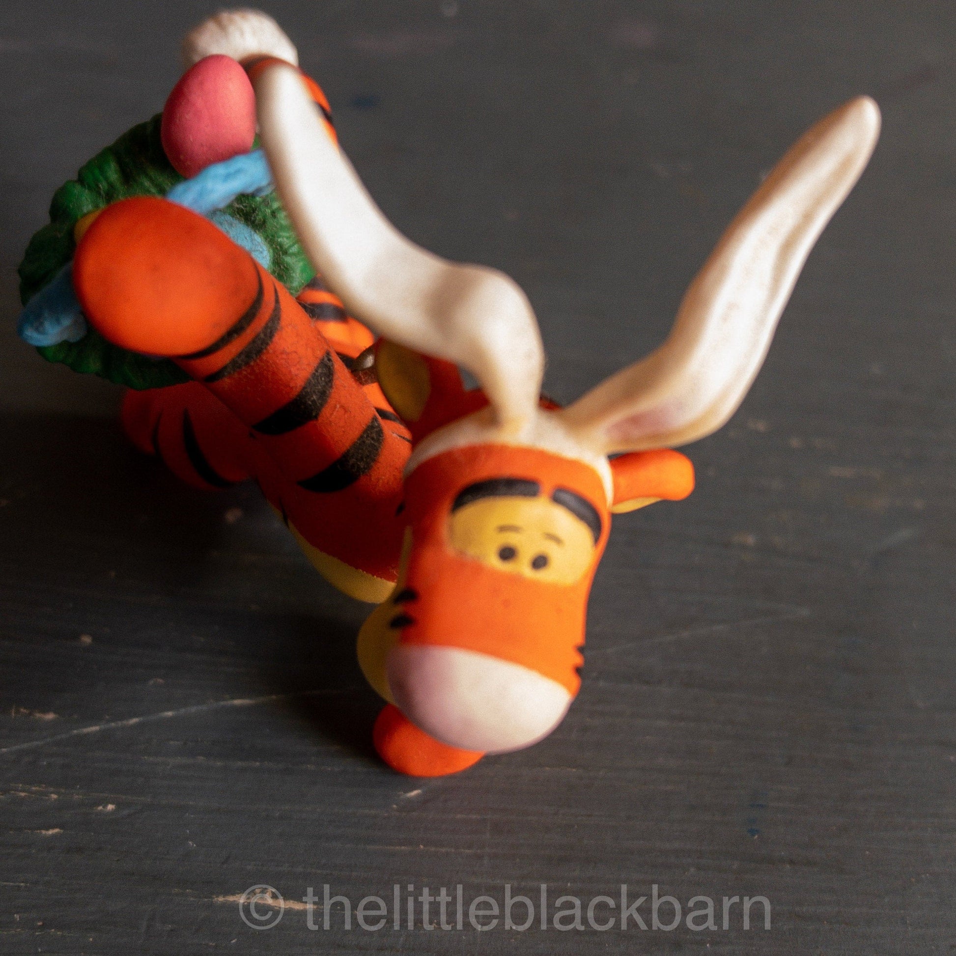 Hallmark, Tiggerific Easter Delivery, Dated 1999, Winnie the Pooh Easter Keepsake Ornament, QEO8359, NB