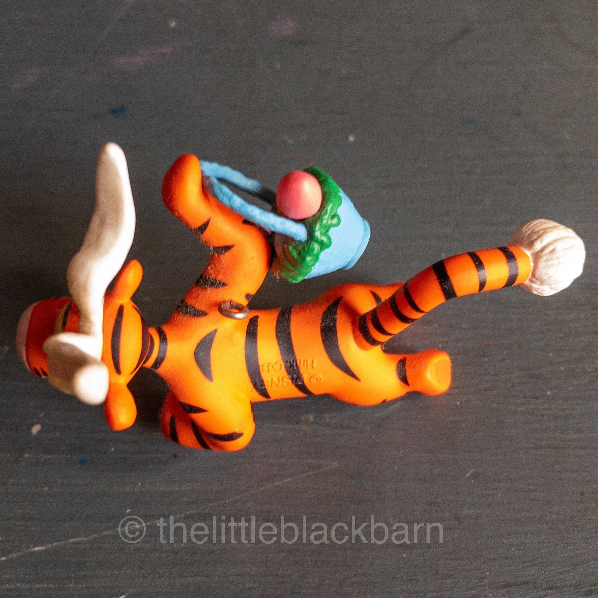 Hallmark, Tiggerific Easter Delivery, Dated 1999, Winnie the Pooh Easter Keepsake Ornament, QEO8359, NB