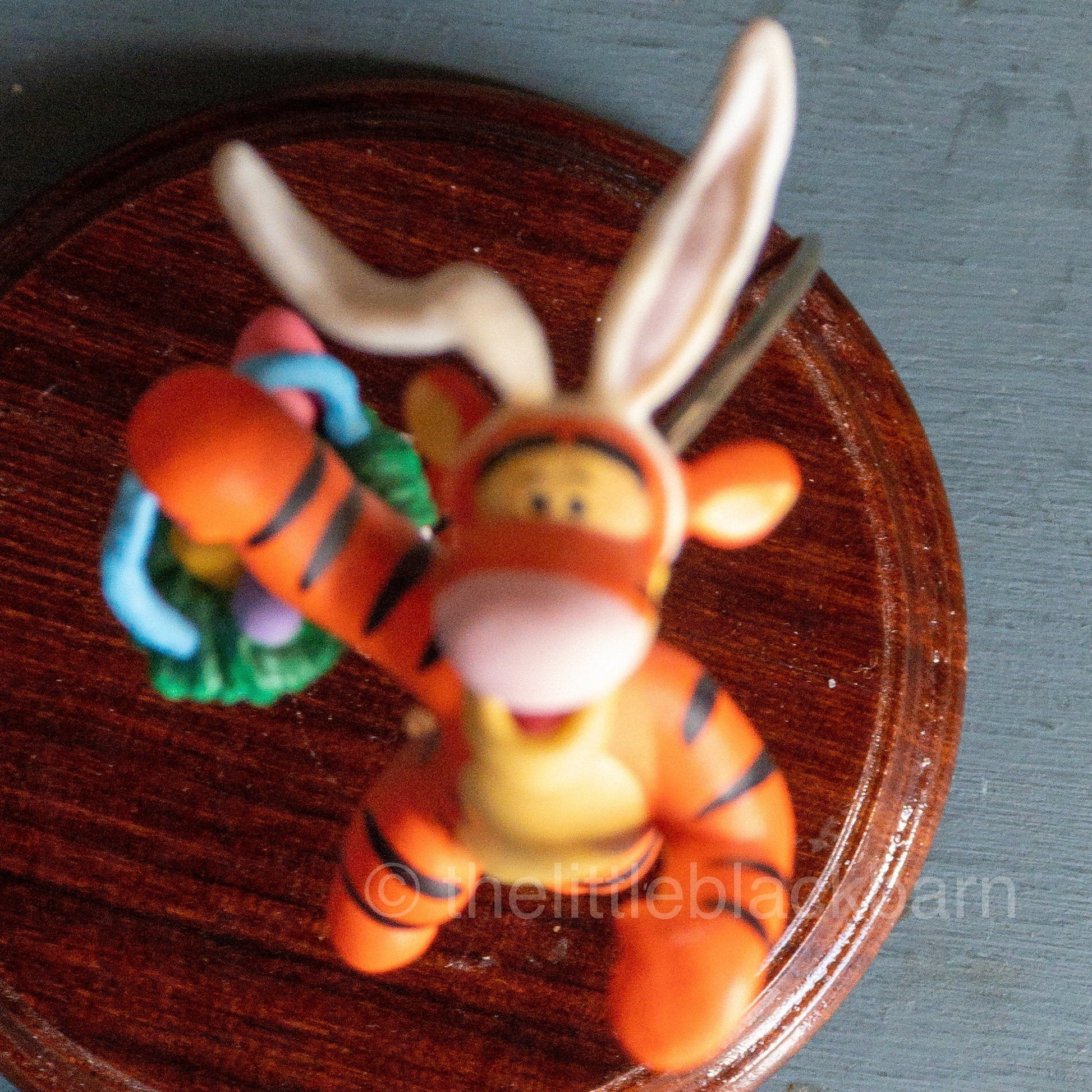 Hallmark, Tiggerific Easter Delivery, Dated 1999, Winnie the Pooh Easter Keepsake Ornament, QEO8359, NB