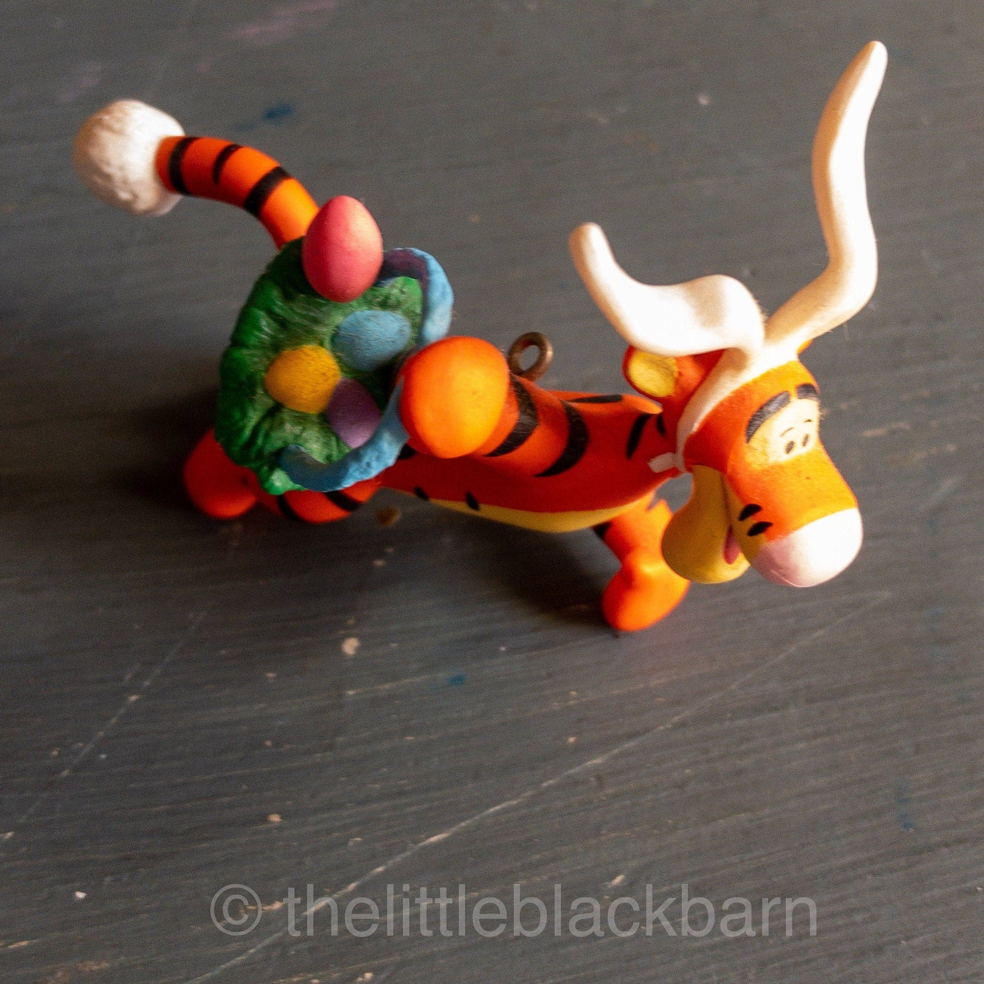 Hallmark, Tiggerific Easter Delivery, Dated 1999, Winnie the Pooh Easter Keepsake Ornament, QEO8359, NB