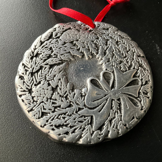Wilton detailed cast aluminum Christmas wreath with bow ornament