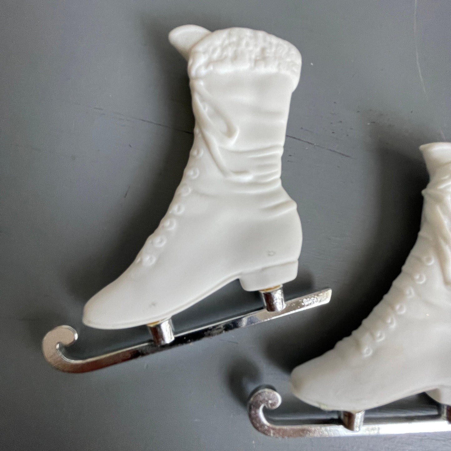 Department 56 Silver Skate Pair of Ice Skates #8217-1 Vintage 1991 Porcelain Ornaments