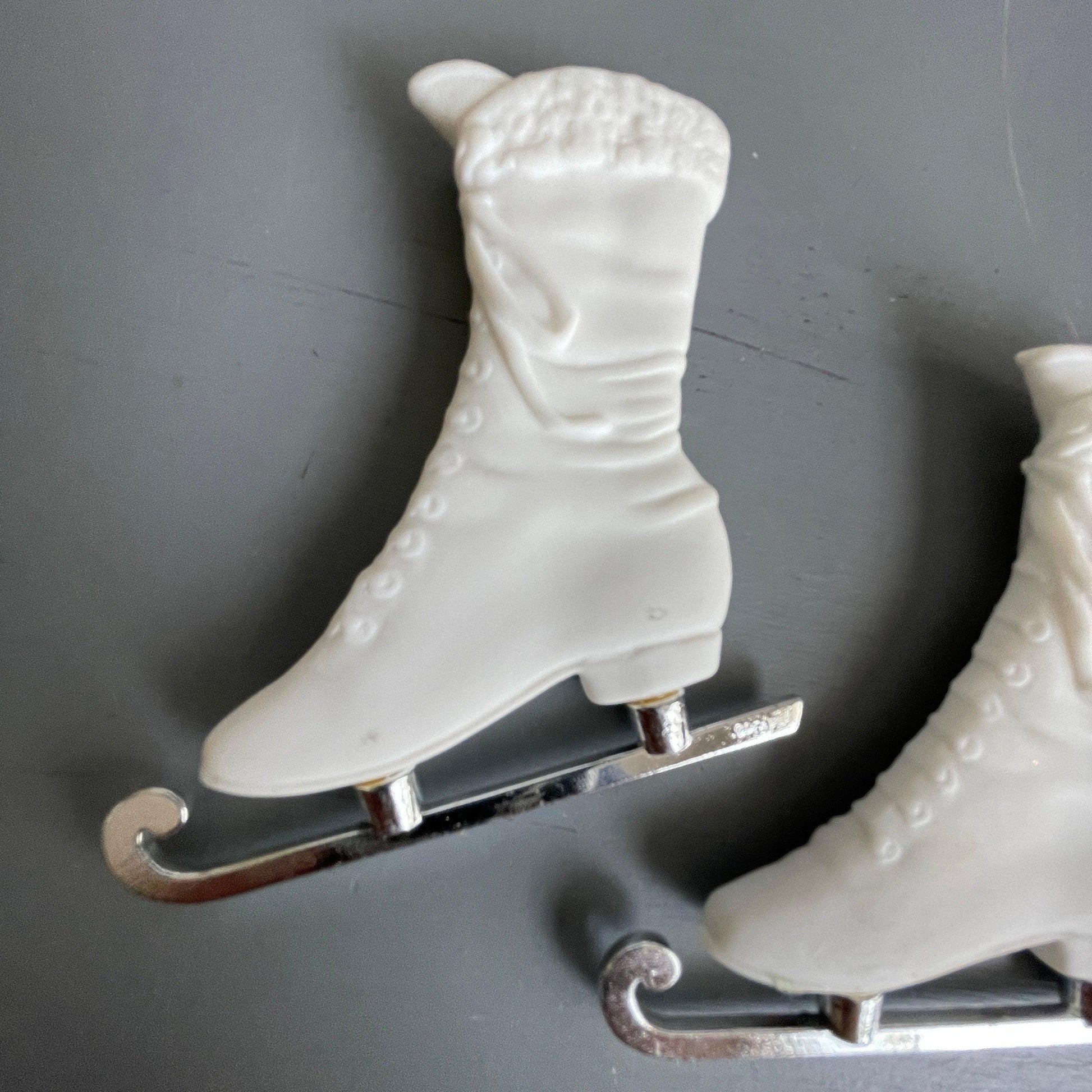 Department 56 Silver Skate Pair of Ice Skates #8217-1 Vintage 1991 Porcelain Ornaments