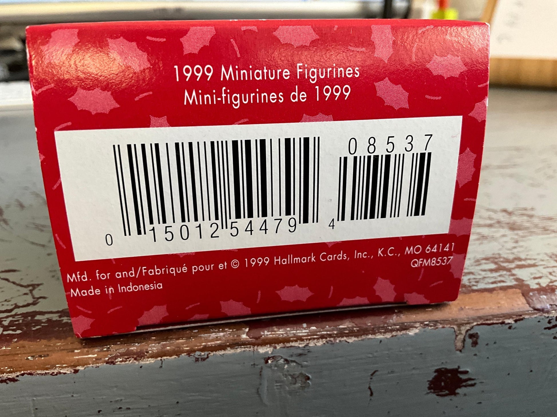 Hallmark Favorite Friends 1999 Merry Miniatures 2 piece set Keepsake Ornament QFM8537