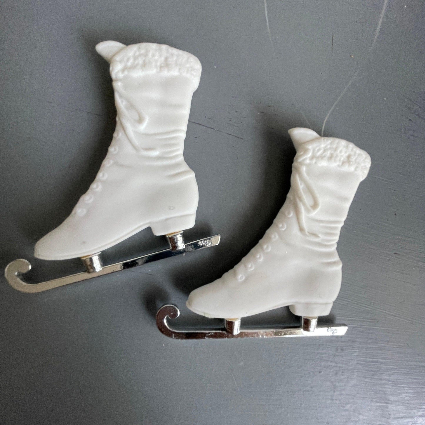 Department 56 Silver Skate Pair of Ice Skates #8217-1 Vintage 1991 Porcelain Ornaments