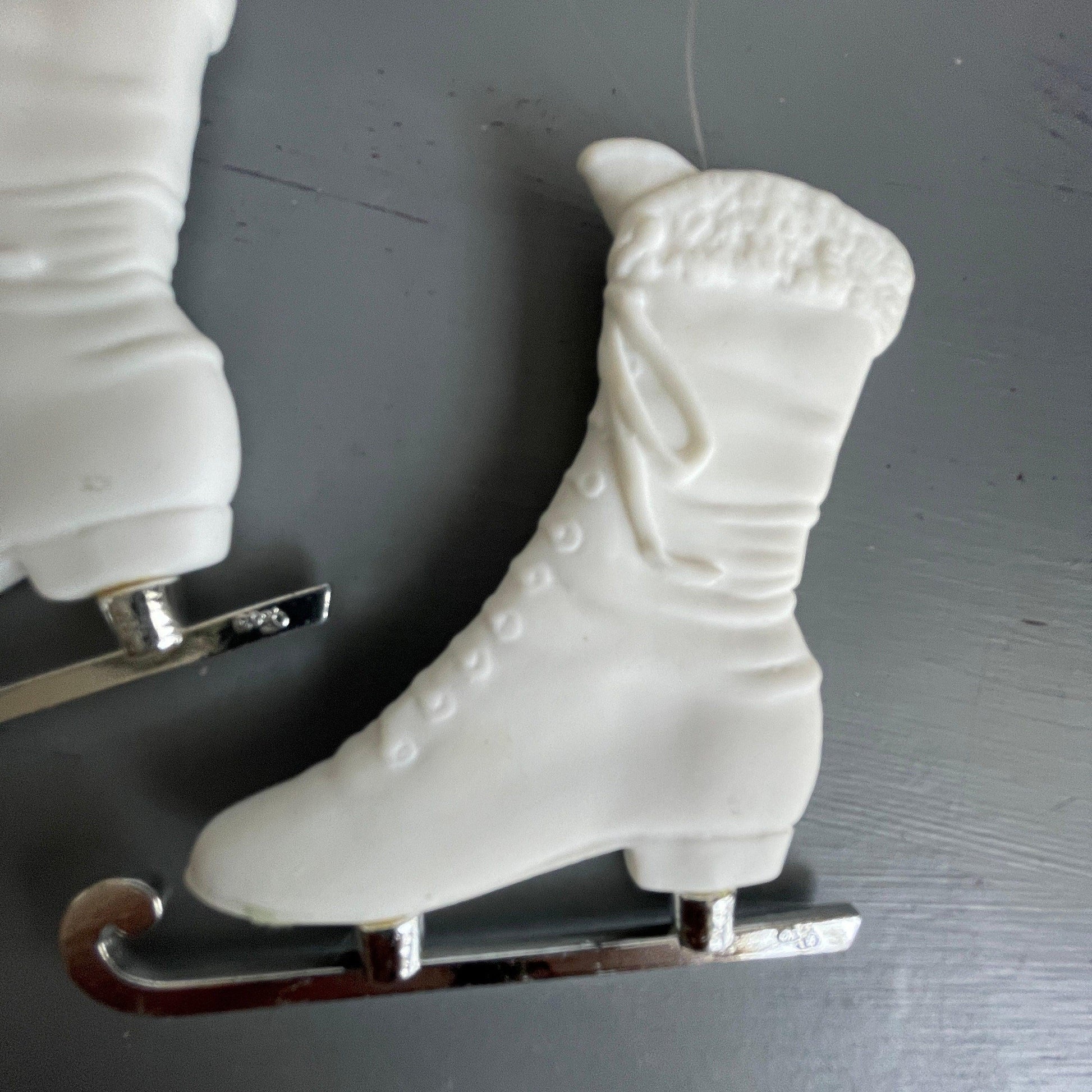 Department 56 Silver Skate Pair of Ice Skates #8217-1 Vintage 1991 Porcelain Ornaments