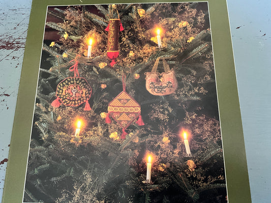 Mary Beale Christmas Roses I Vintage 1989 Counted Cross Stitch Chart
