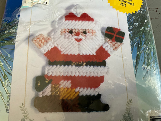 Design Works Crafts Christmas Greeting Card Santa Claus ornament plastic canvas kit