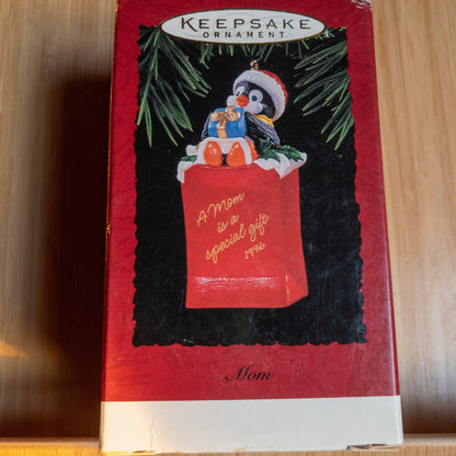 Hallmark, Mom, Dated 1996, Keepsake Ornament, A Mom is a Special Gift