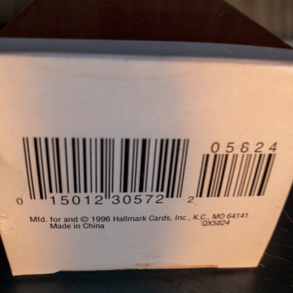 Hallmark, Mom, Dated 1996, Keepsake Ornament, A Mom is a Special Gift