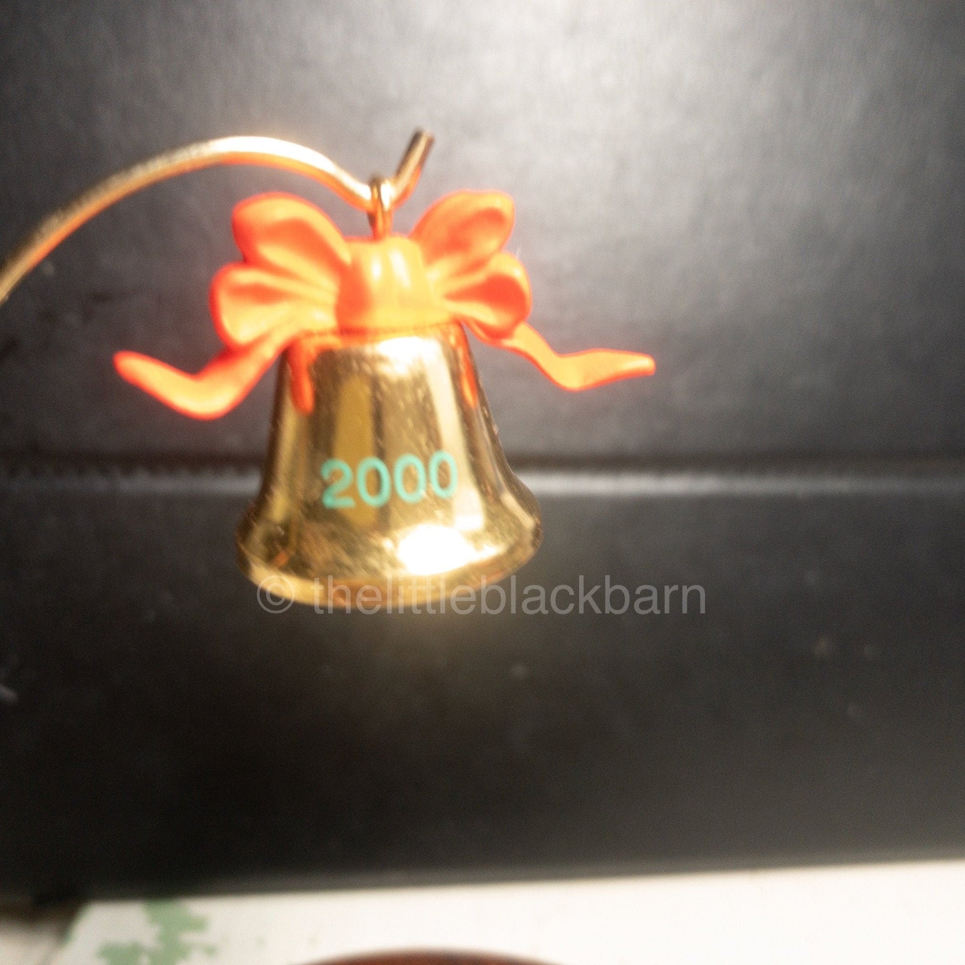 Hallmark, Golden Bell with Red Bow, Dated 2000, KOCC, Keepsake Ornament