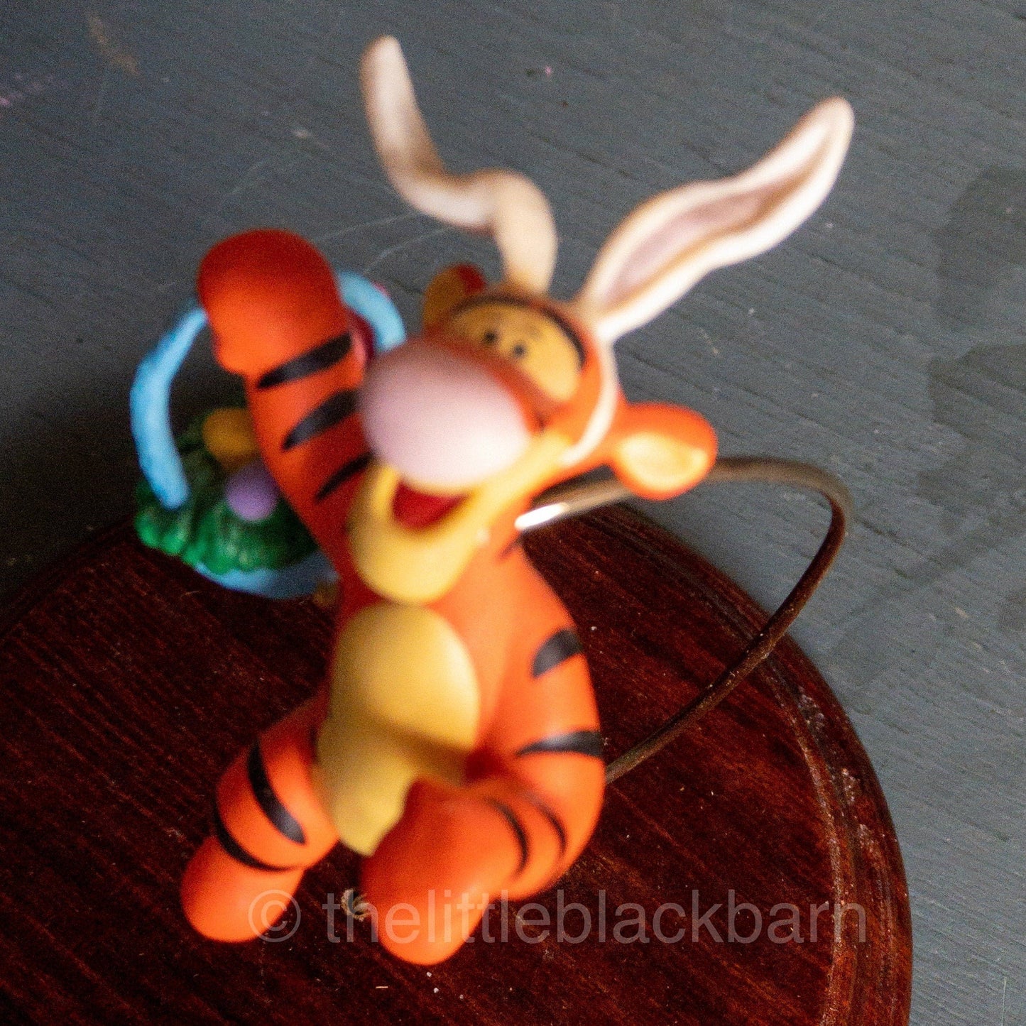 Hallmark, Tiggerific Easter Delivery, Dated 1999, Winnie the Pooh Easter Keepsake Ornament, QEO8359, NB